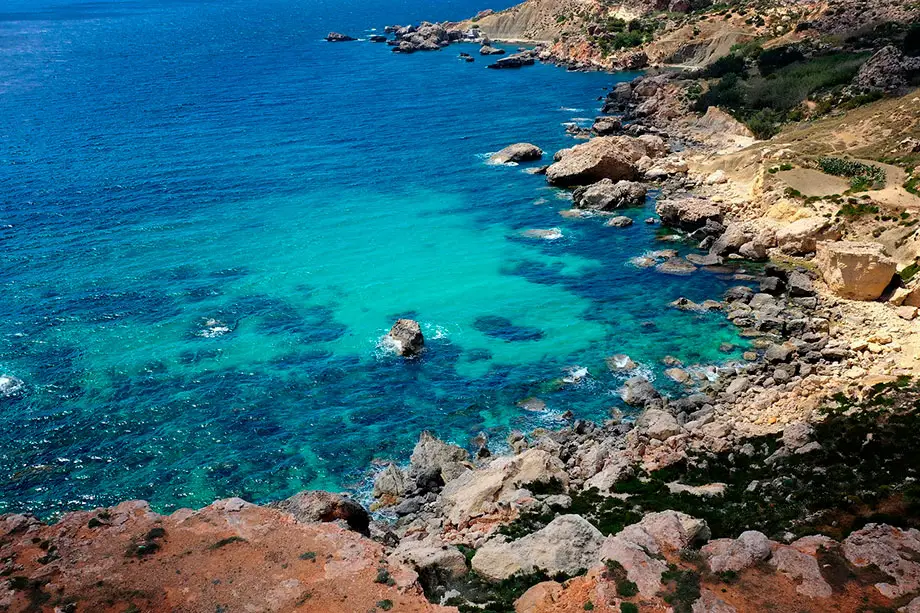 Playas de agua turquesa en las costas de Malta